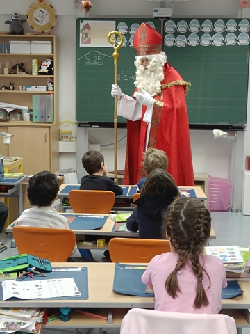 Die braven Kinder der 1d hatten heute Besuch vom Nikolaus. Die Kinder hatten zum Dank für die Geschenke ein eigenes Nikolausgedicht gelernt und vorgetragen